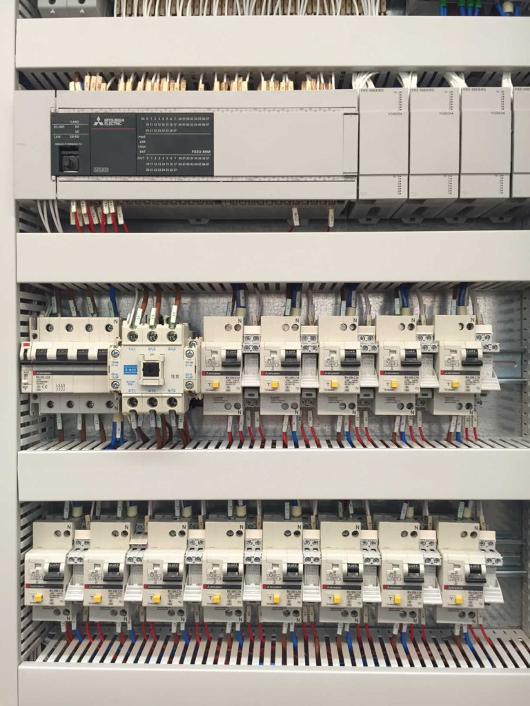 Madrid (España) Fabricación e instalación de cuadros de control para línea de estaciones de cercanías de Renfe. 32 estaciones alcance completo